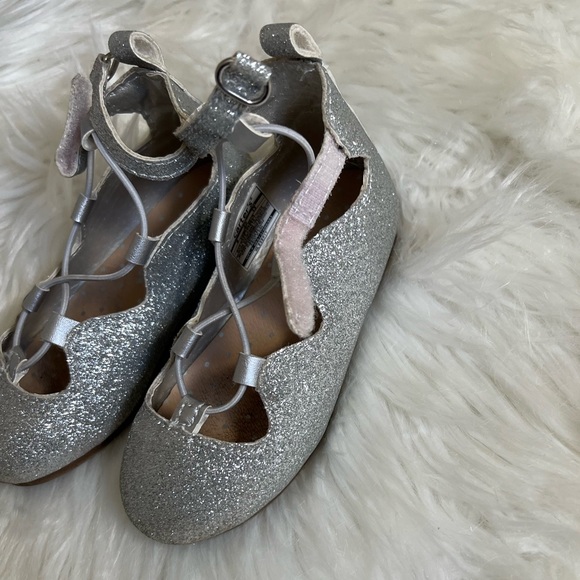 EUC Carter’s Toddler Girl Silver Glittery Dress Shoes SZ 6🤍 - Picture 3 of 8
